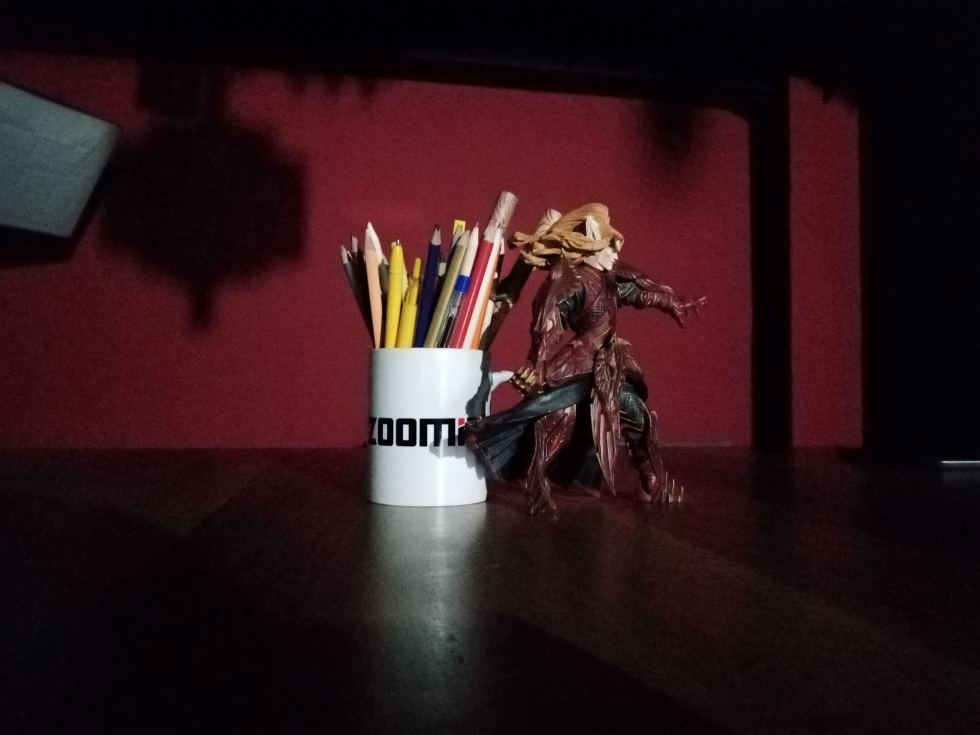 نمونه عکس ثبت شده توسط دوربین اصلی آنر ۹ ای - لیوان زومیت و اکشن فیگور