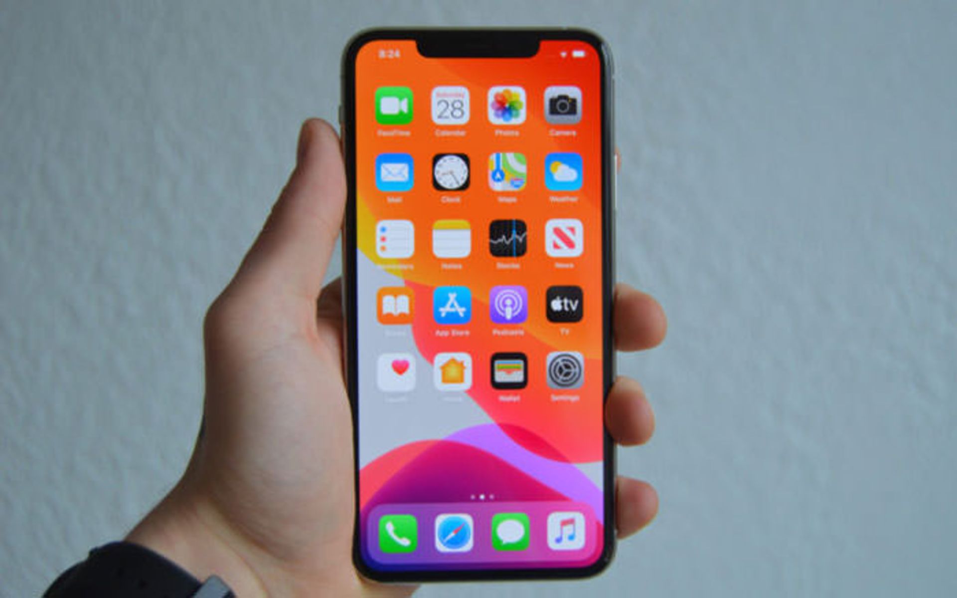 آیفون 11 پرو مکس / iPhone 11 Pro Max در دست کاربر