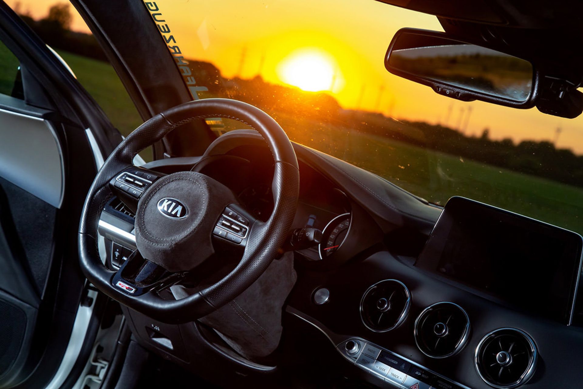 نمای کابین کیا استینگر / Kia Stinger با منظره غروب خورشید