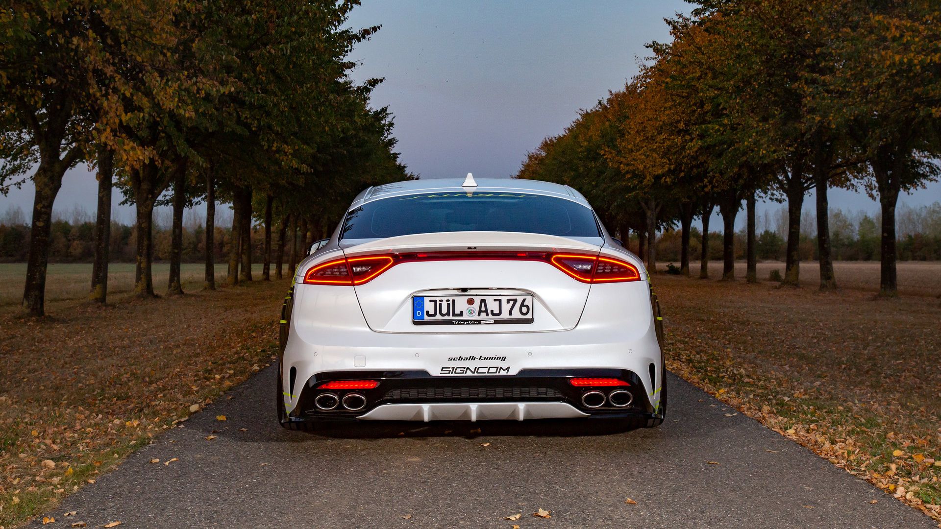 نمای عقب کیا استینگر / Kia Stinger سفید رنگ با تزئینات نئون