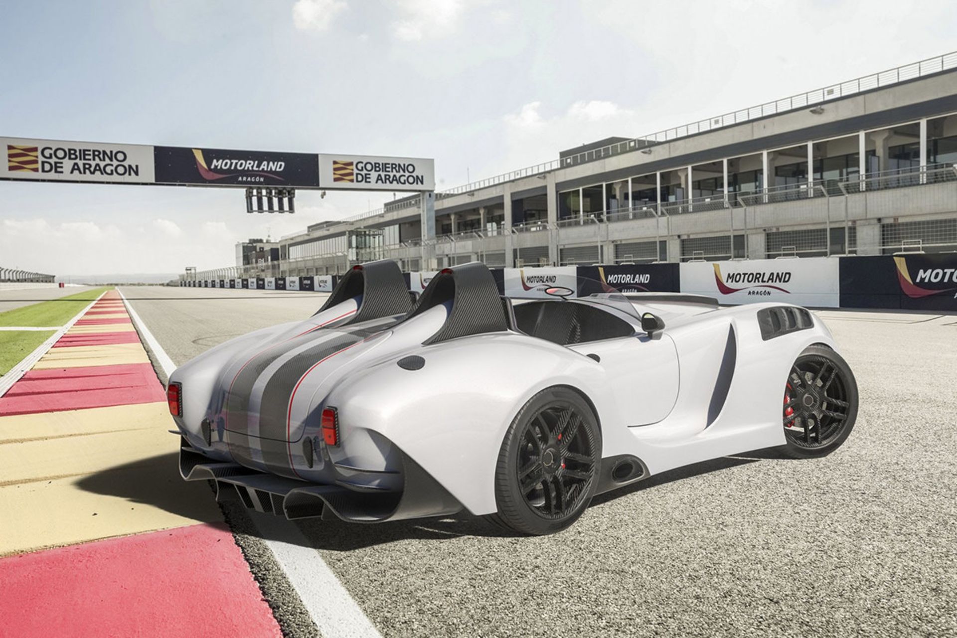 نمای عقب خودرو نایت ویژن آر / Knight Vision R با طراحی شلبی کبرا / shelby cobra سفید رنگ در پیست