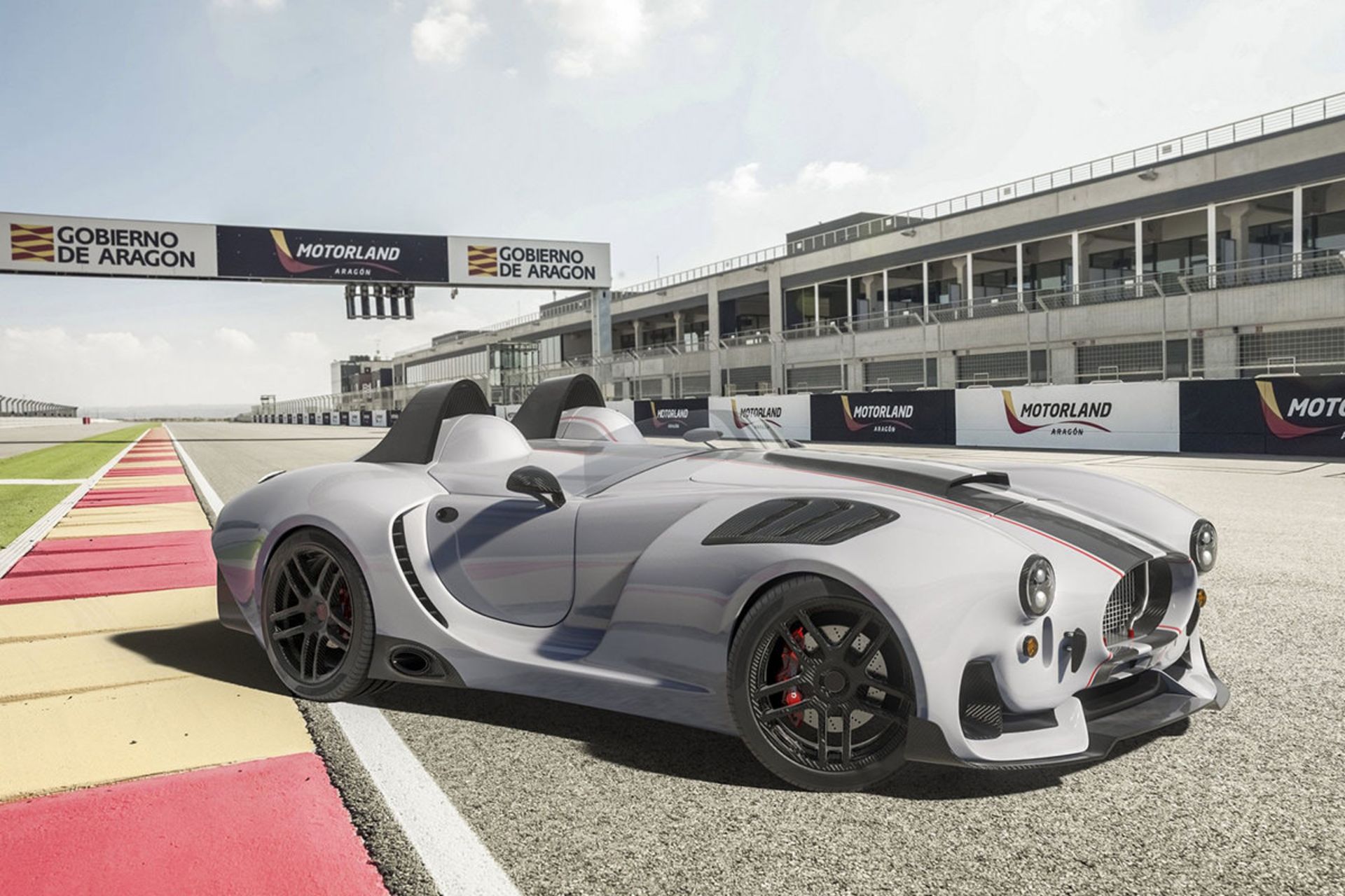 نمای جلو خودرو نایت ویژن آر / Knight Vision R با طراحی شلبی کبرا / shelby cobra سفید رنگ در پیست