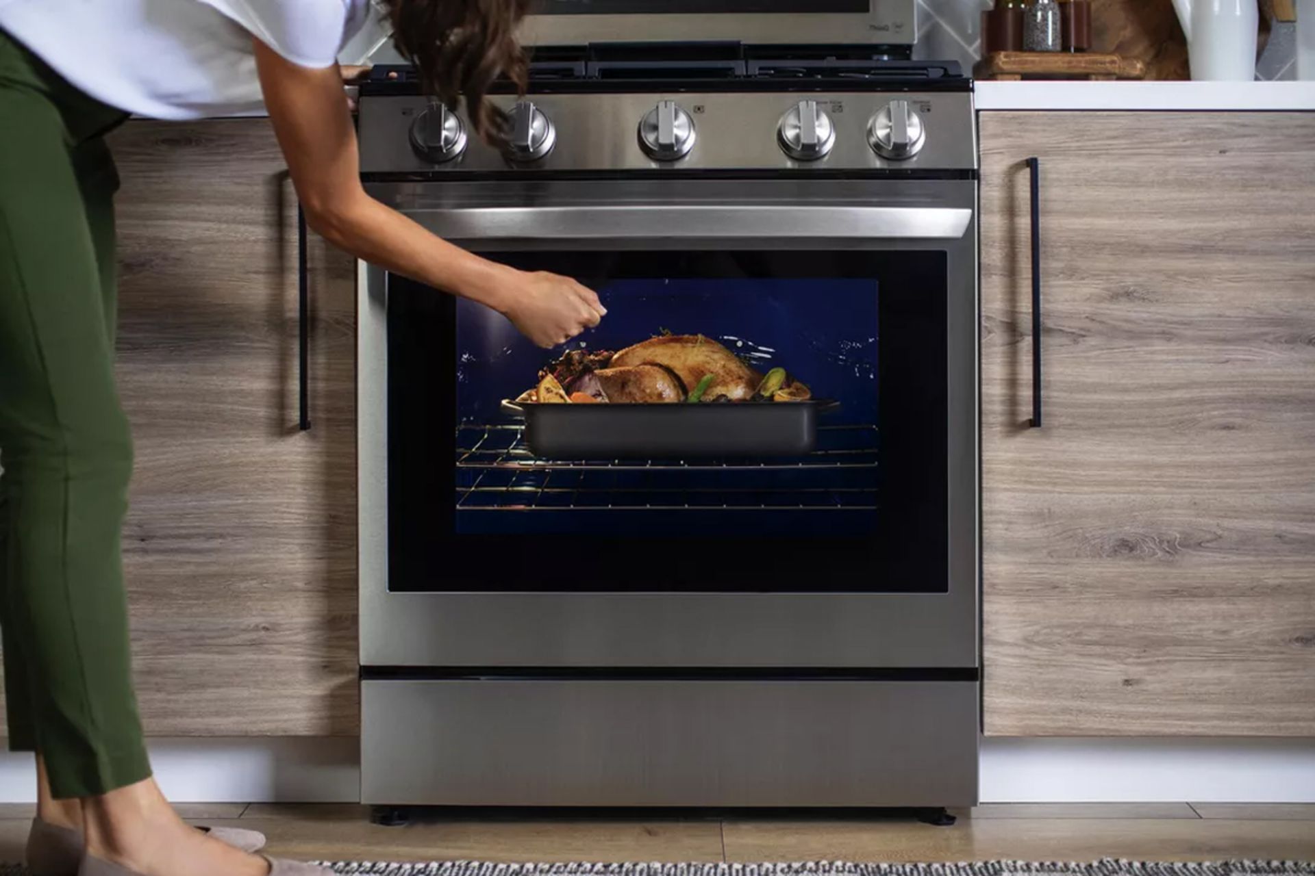 اجاق گاز ال جی اینستاویو / LG InstaView از نمای جلو آشپزخانه