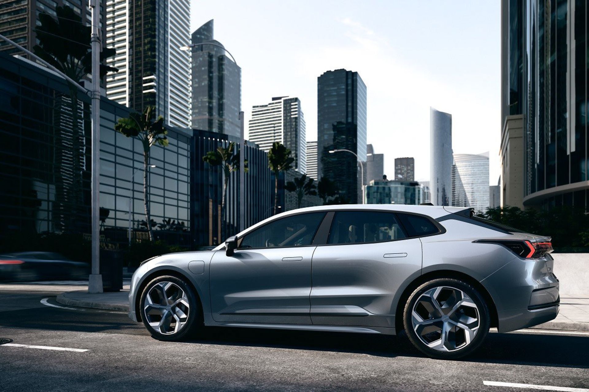 نمای جانبی خودروی مفهومی و الکتریکی لینک اندکو زیرو / Lynk & Co Zero Concept  در کنار ساختمان