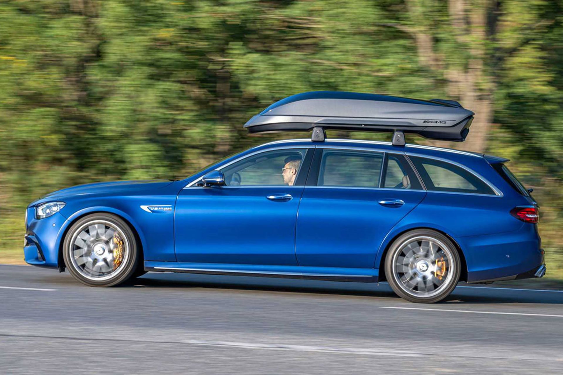 نمای جانبی خودرو استیشن واگن مرسدس بنز / Mercedes Benz آبی رنگ مجهز به باربند سقفی AMG