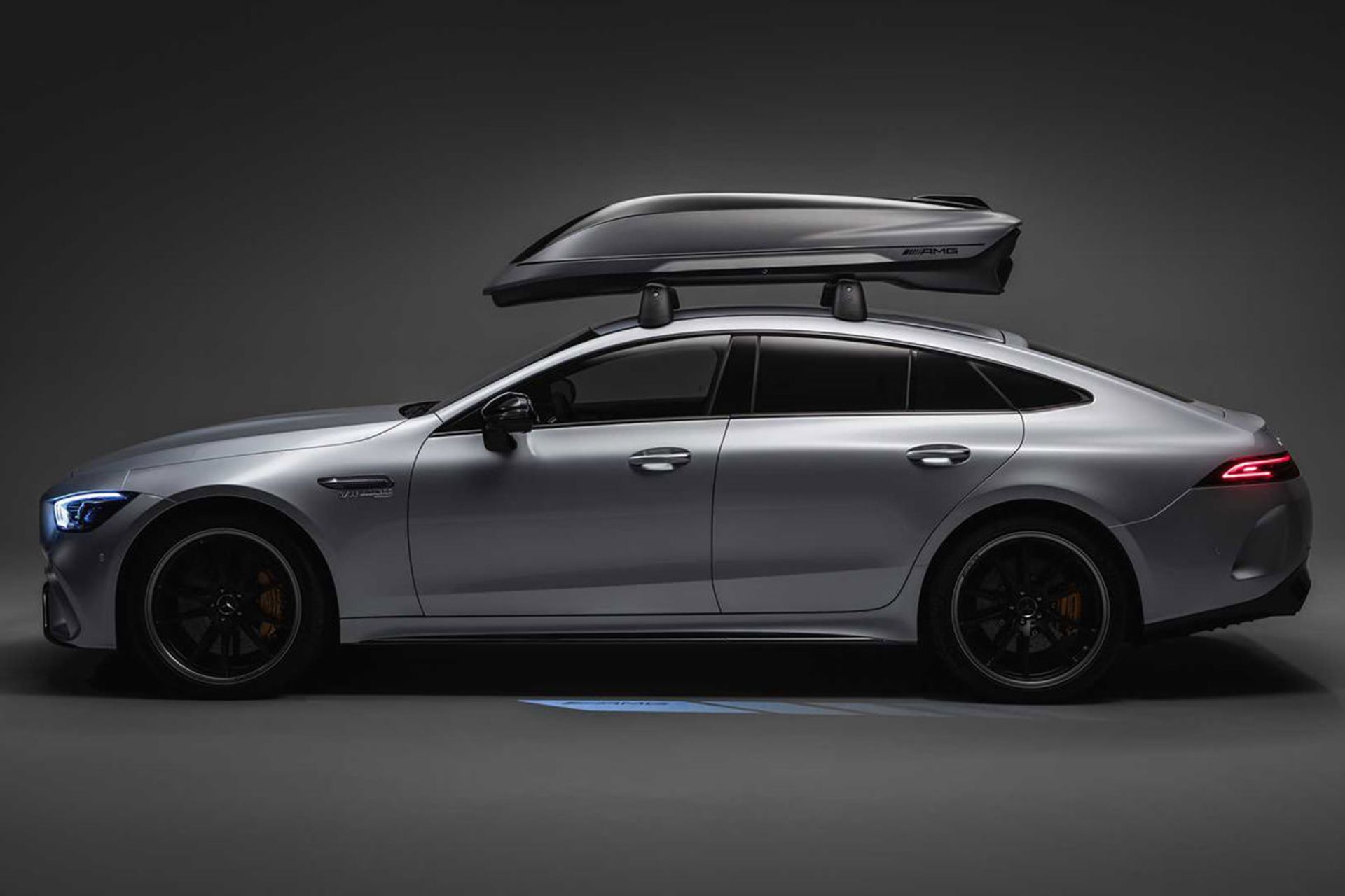 مرجع متخصصين ايران نماي جانبي خودرو مرسدس بنز / Mercedes Benz خاكستري رنگ مجهز به باربند سقفي AMG