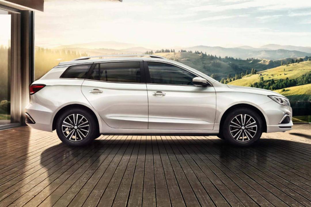 نمای جانبی خودروی الکتریکی استیشن Roewe Ei5 با نام ام جی 5 / MG 5 در بازار انگلیس