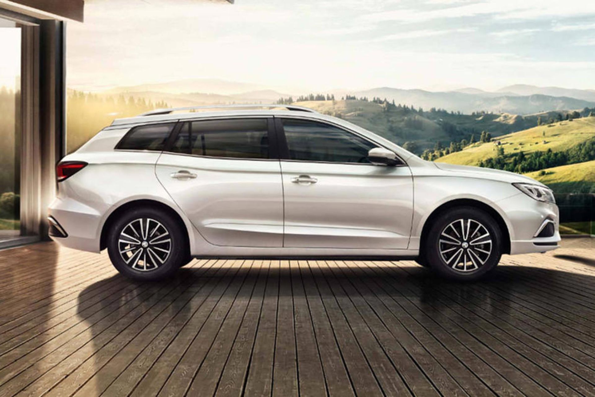 نمای جانبی خودروی الکتریکی استیشن Roewe Ei5 با نام ام جی 5 / MG 5 در بازار انگلیس