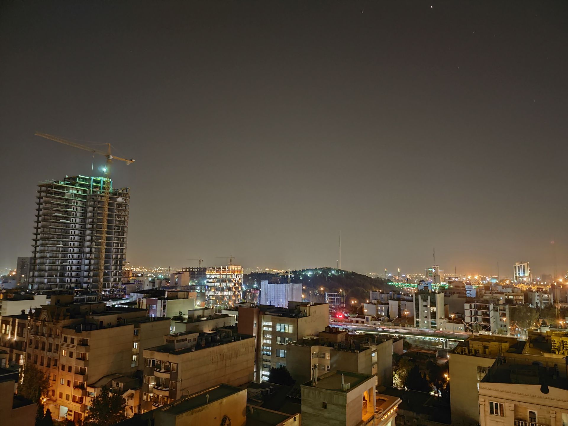 نمونه عکس دوربین اصلی موتورولا اج پلاس در تاریکی - تهران شب هنگام