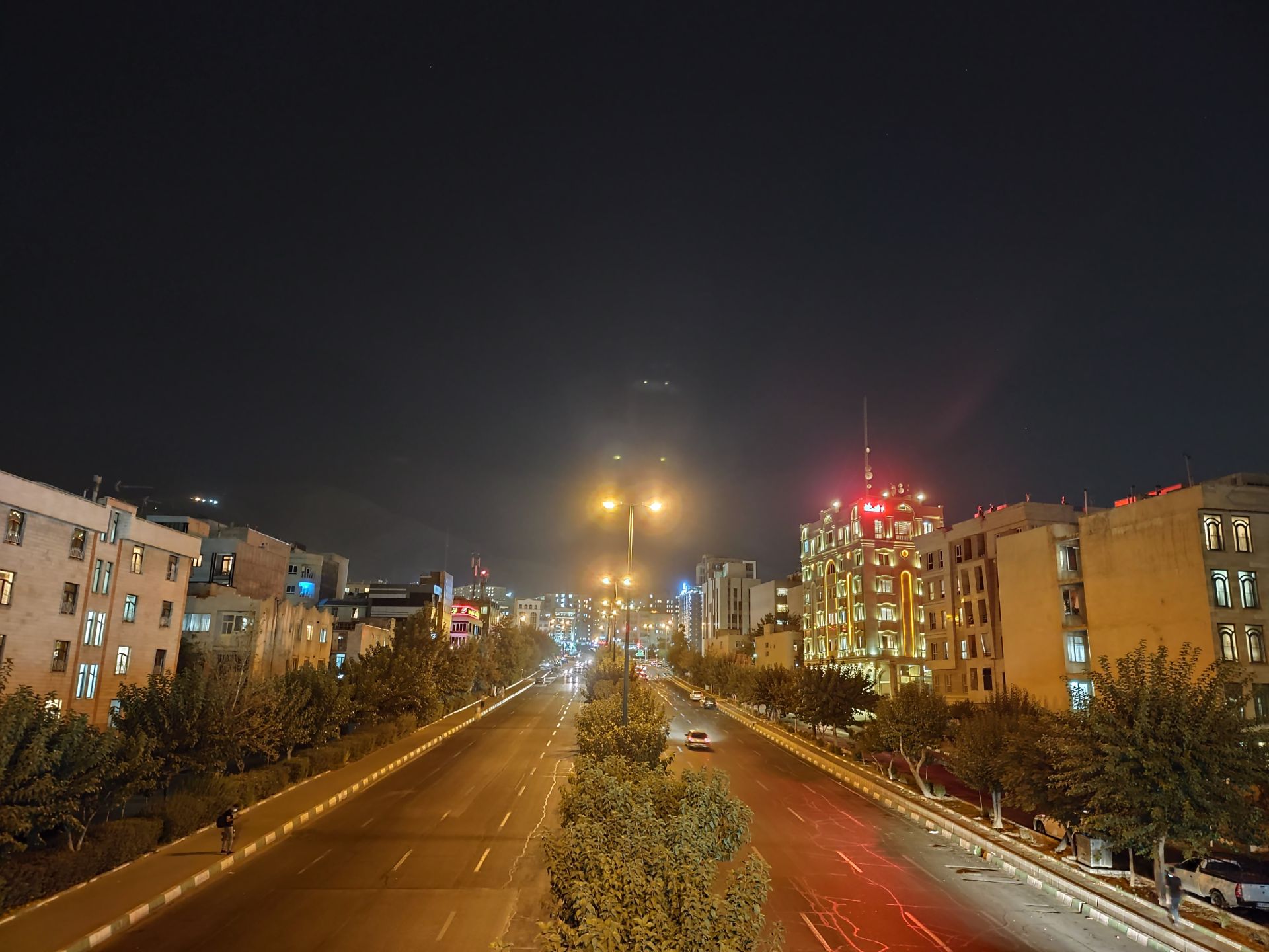 نمونه عکس دوربین اصلی موتورولا اج پلاس در تاریکی - خیابان سردار جنگل
