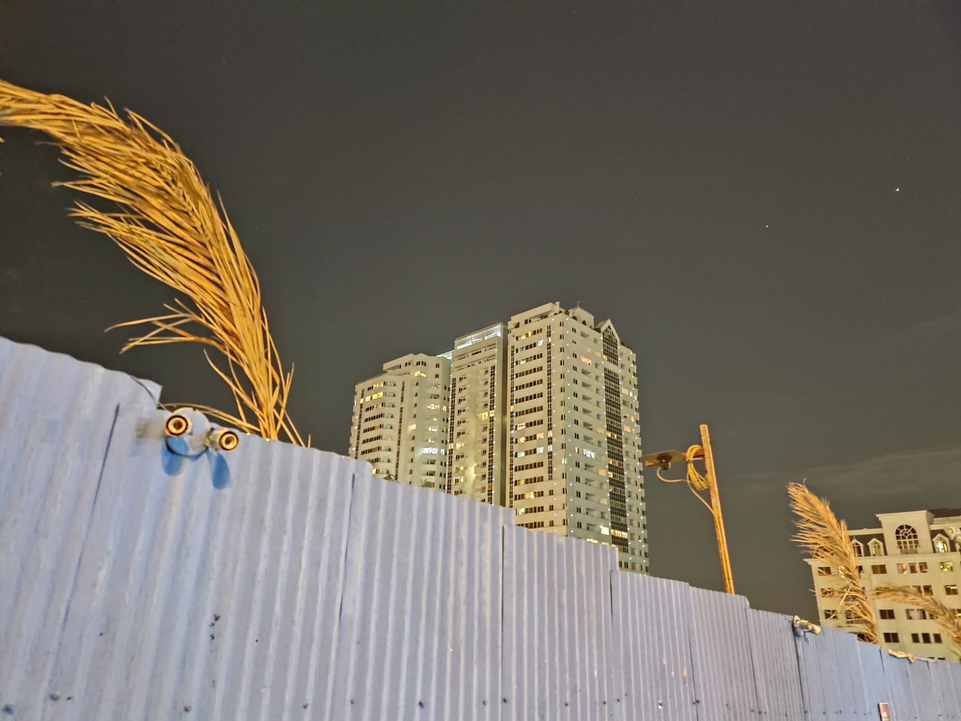 نمونه عکس دوربین اصلی موتورولا اج پلاس در تاریکی - ساختمان سعادت آباد