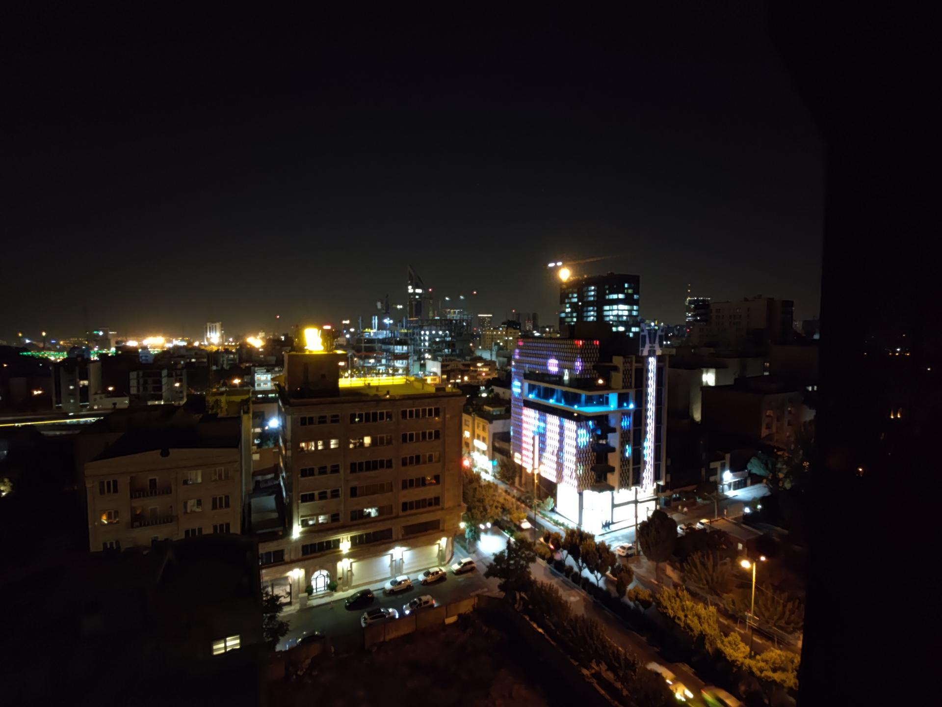 نمونه عکس ۲۷ مگاپیکسلی دوربین اولتراواید موتورولا اج پلاس در تاریکی - خیابان