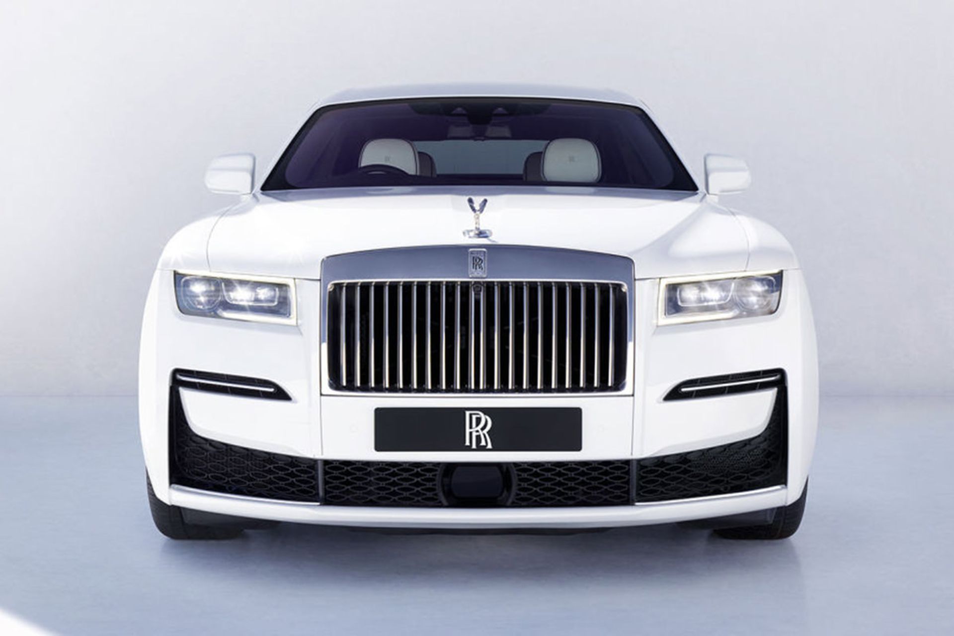 نمای جلو رولزرویس گوست / 2021 Rolls-Royce Ghost سفید رنگ