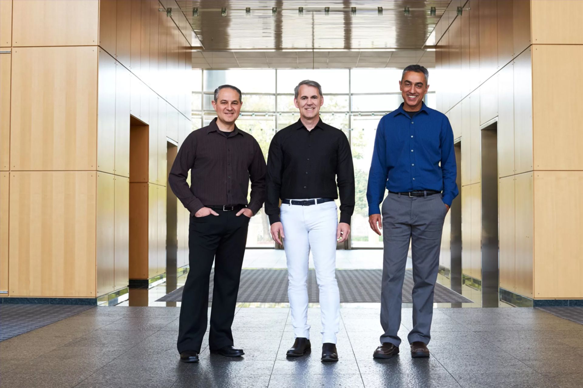 مرجع متخصصين ايران بنيان گذاران نوويا / Nuvia سه مرد درحالت ايستاد مشغول لبخند