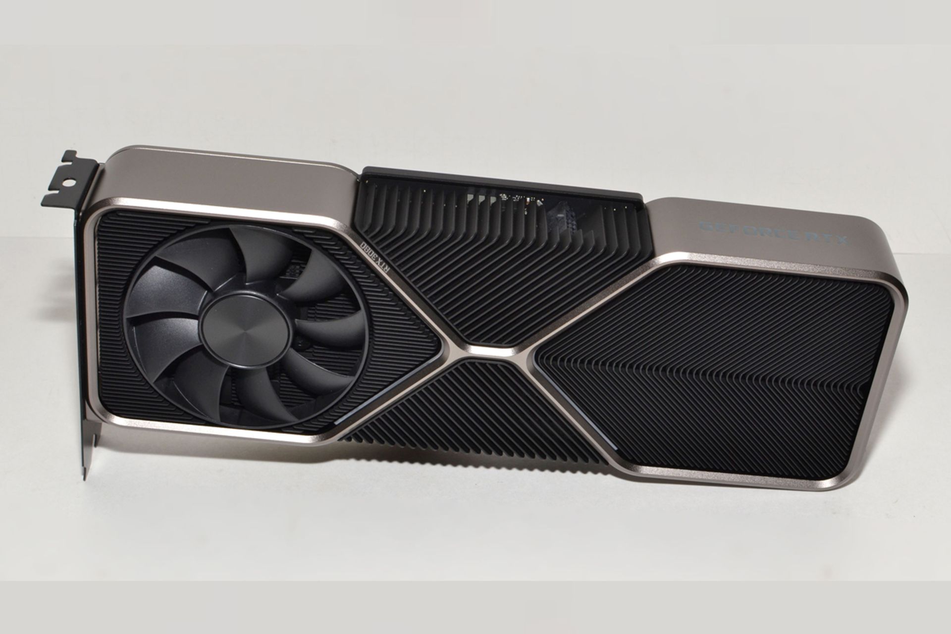 حالت افقی کارت گرافیک RTX 3080 انویدیا