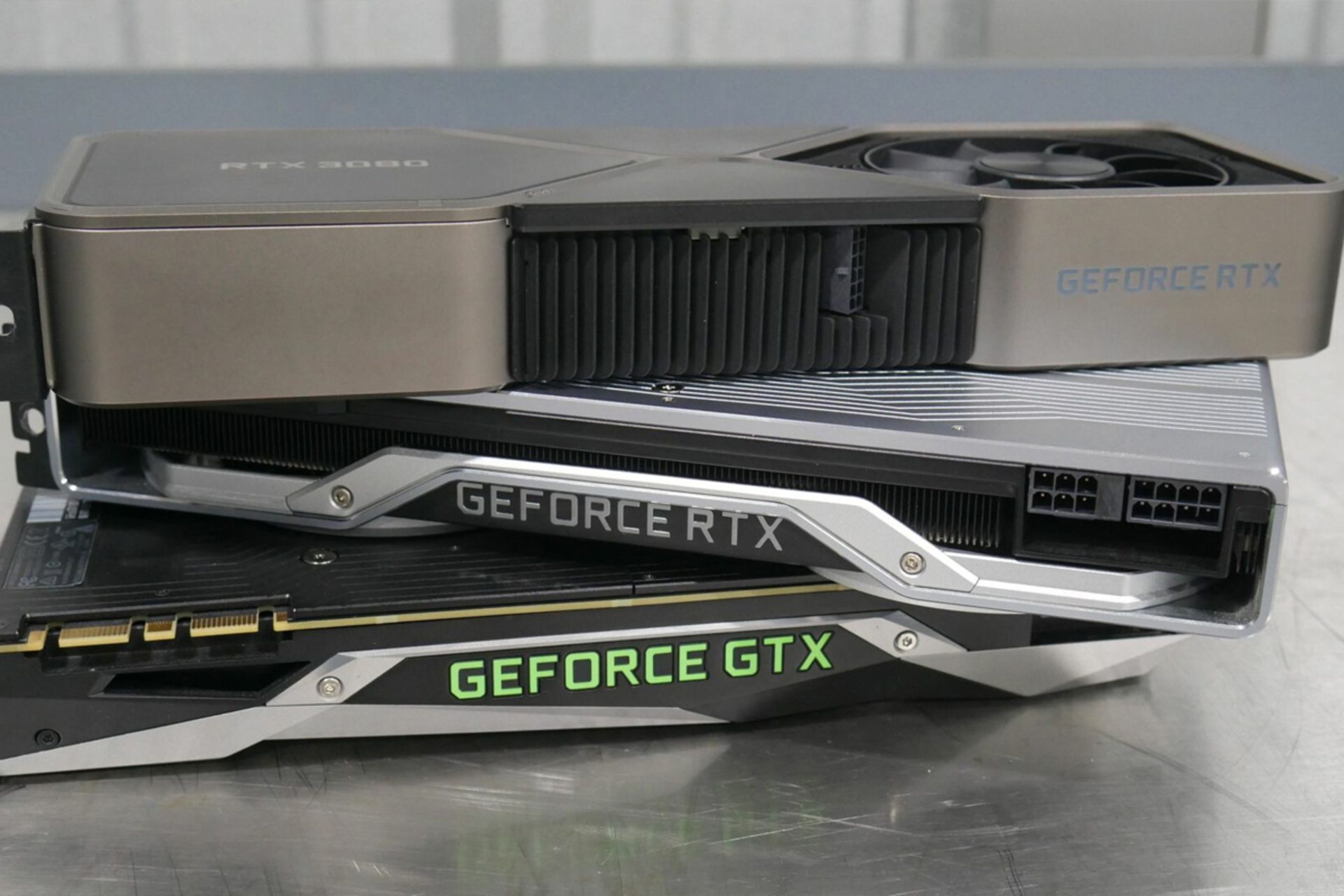 نیم رخ سه کارت گرافیک RTX 3080 انویدیا