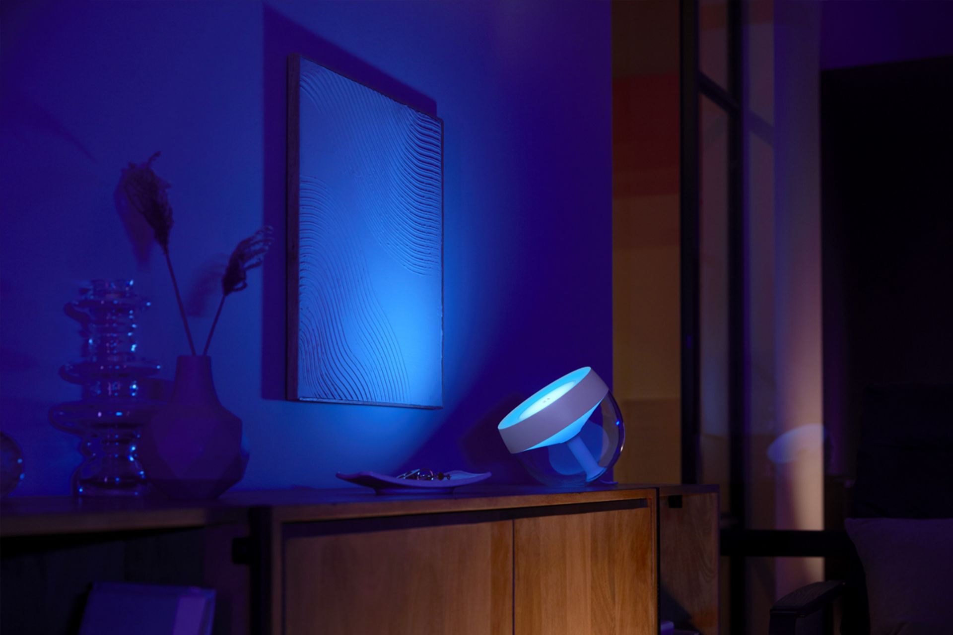 لامپ Philips Hue Iris برای روش نکردن دیوار به رنگ های مختلف