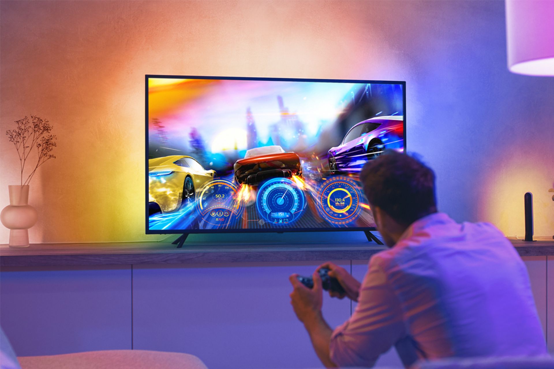 فردی درحال بازی جلوی تلویزیون دارای نوار نوری Philips Hue Play