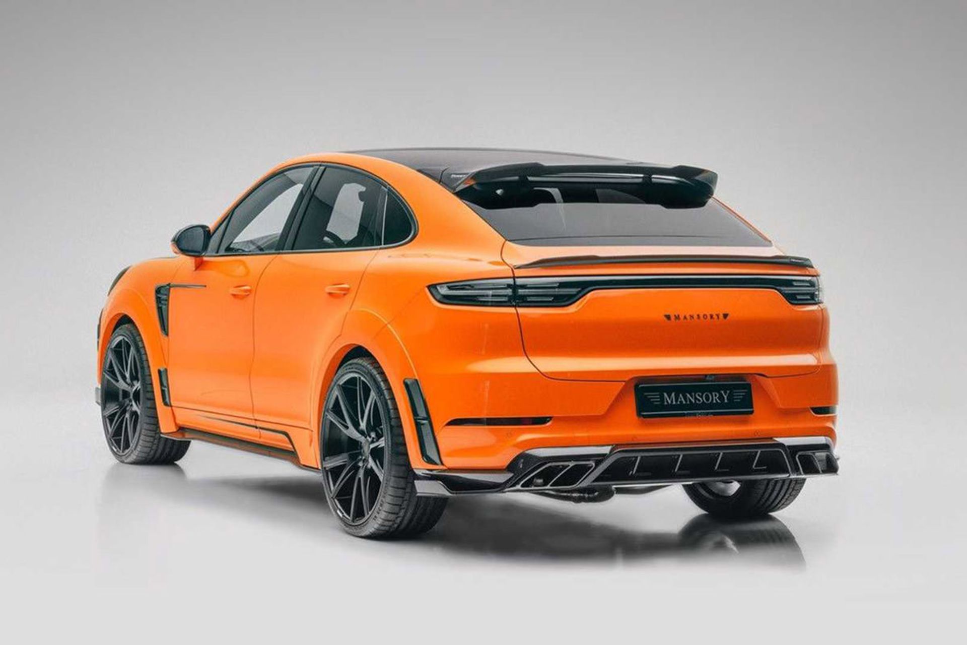 نمای عقب شاسی بلند پورشه کاین تیونینگ منصوری / Mansory Porsche Cayenne با طرح دو رنگ نارنجی و مشکی