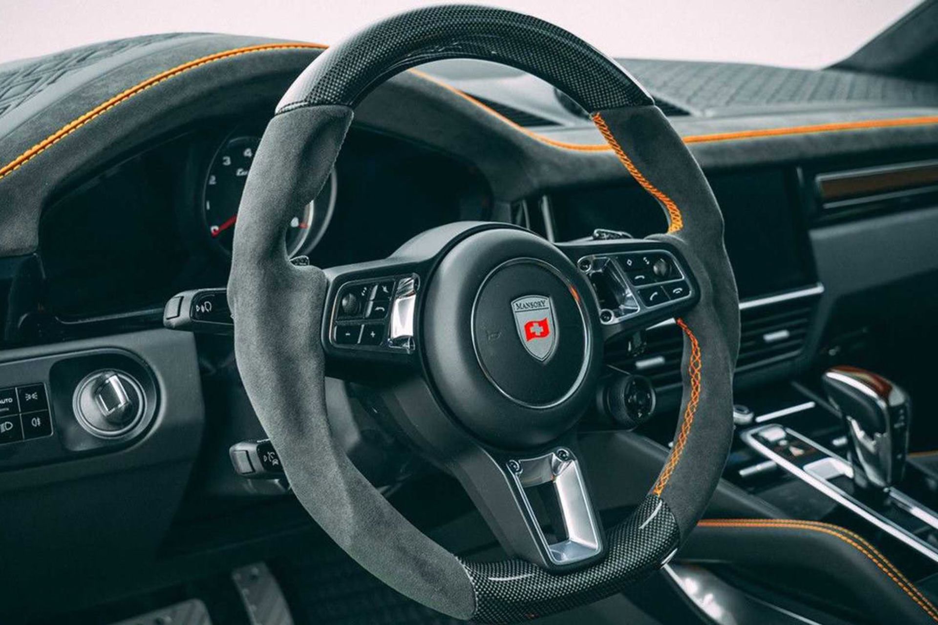 نمای کابین و داشبورد شاسی بلند پورشه کاین تیونینگ منصوری / Mansory Porsche Cayenne