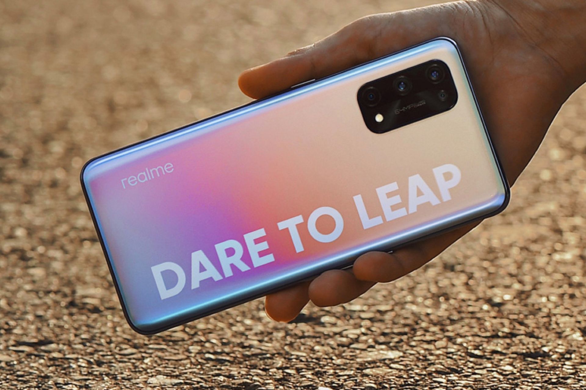 ریلمی ایکس 7 پرو / Realme X7 Pro در دست از نمای پشت