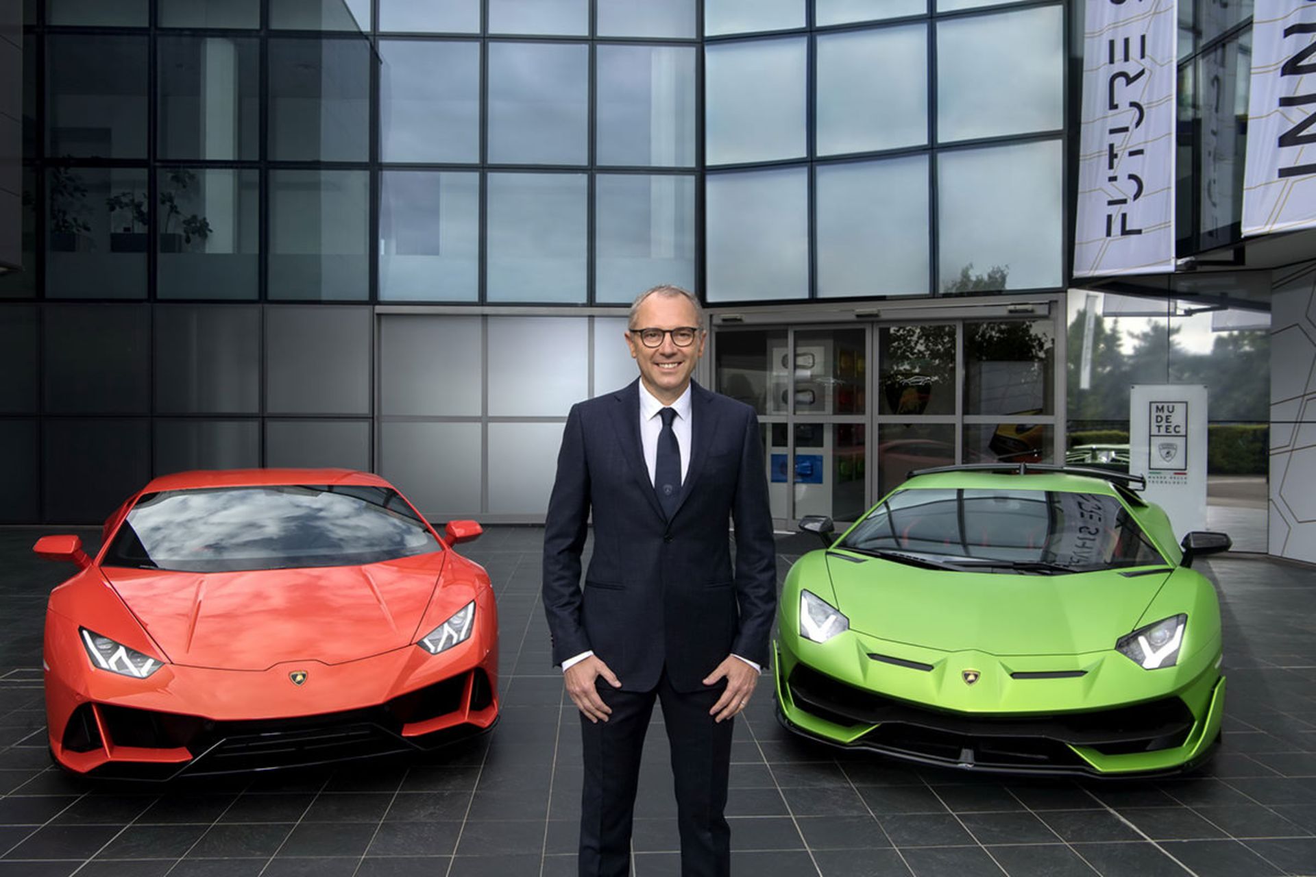 استفانو دومنیکالی مدیر عامل لامبورگینی / Stefano Domenicali Lamborghini  در کنار سوپراسپرت اونتادور قرمز و سبز رنگ