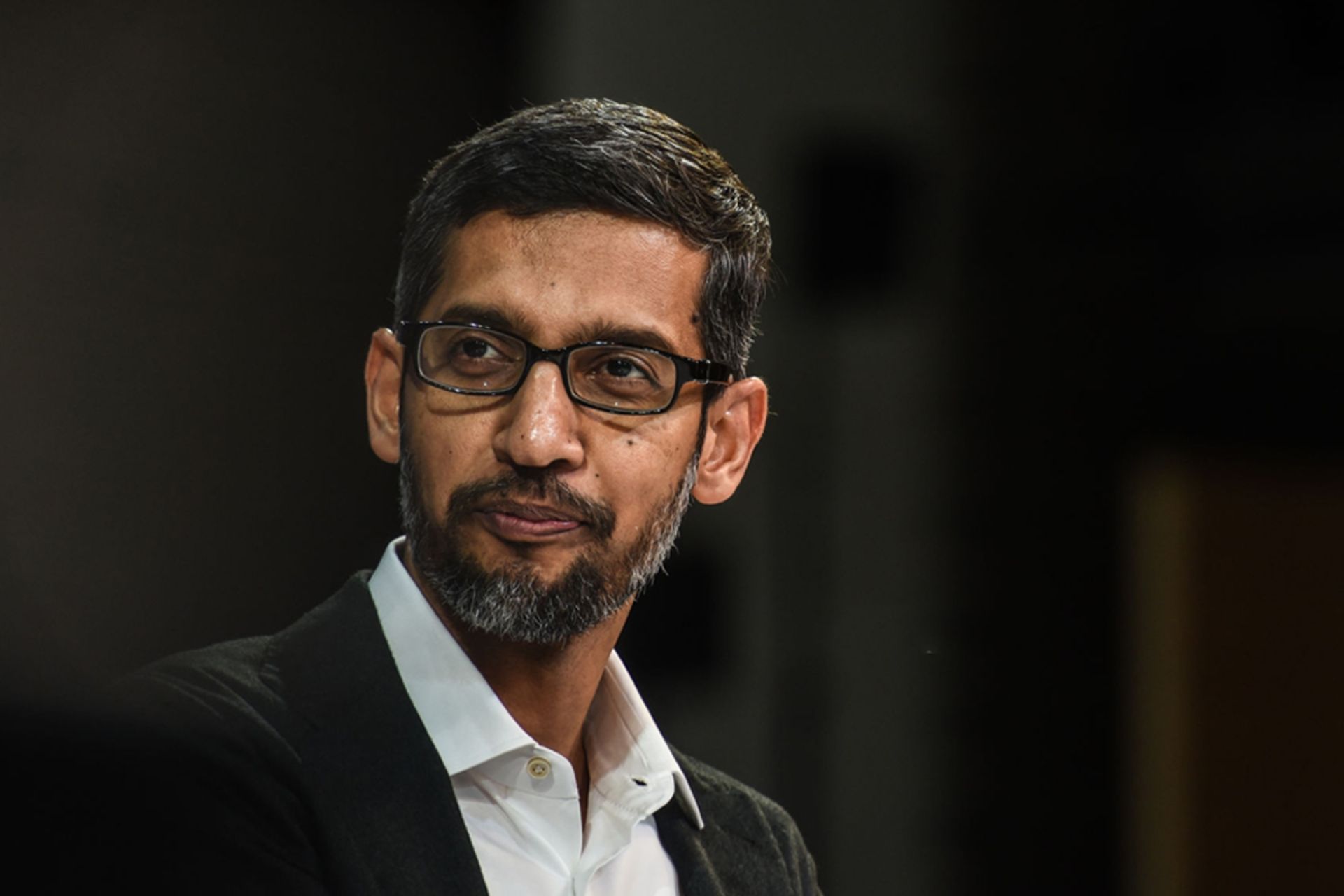 سوندار پیچای / Sundar Pichai مدیرعامل گوگل با عینک و کت و شلوار