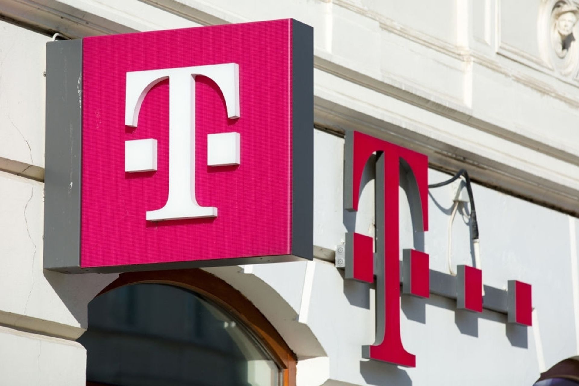 تابلو با لوگو تی موبایل / T-Mobile در محیط بیرون