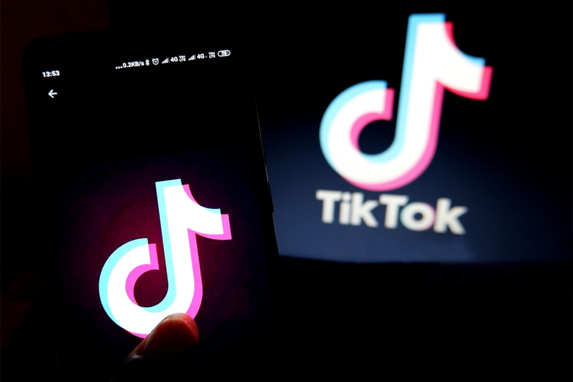 لوگو تیک تاک / TikTok Logo روی گوشی و پس زمینه