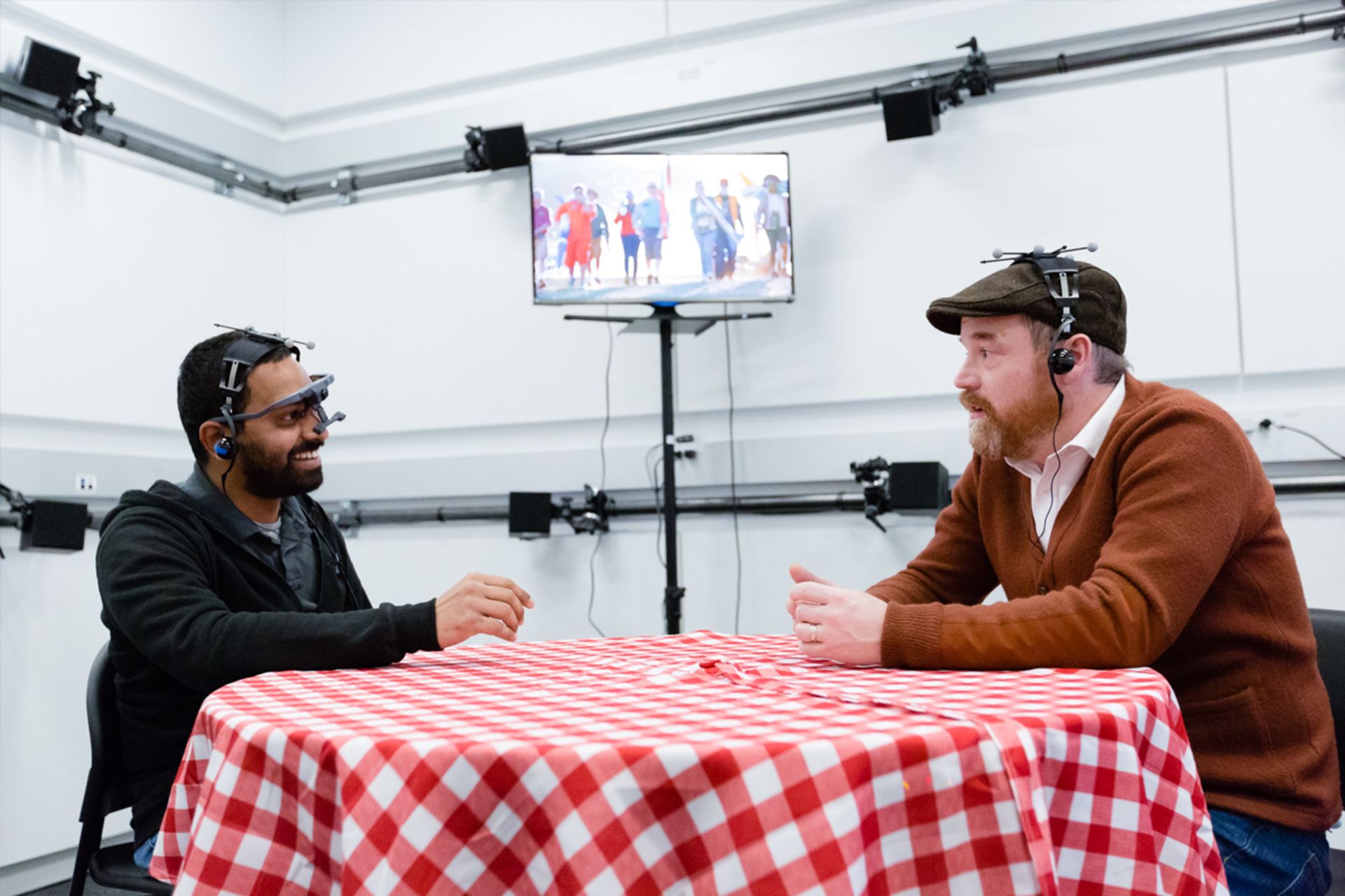 دو مهندس فیسبوک با عینک واقعیت افزوده فیسبوک / Facebook AR Glasses