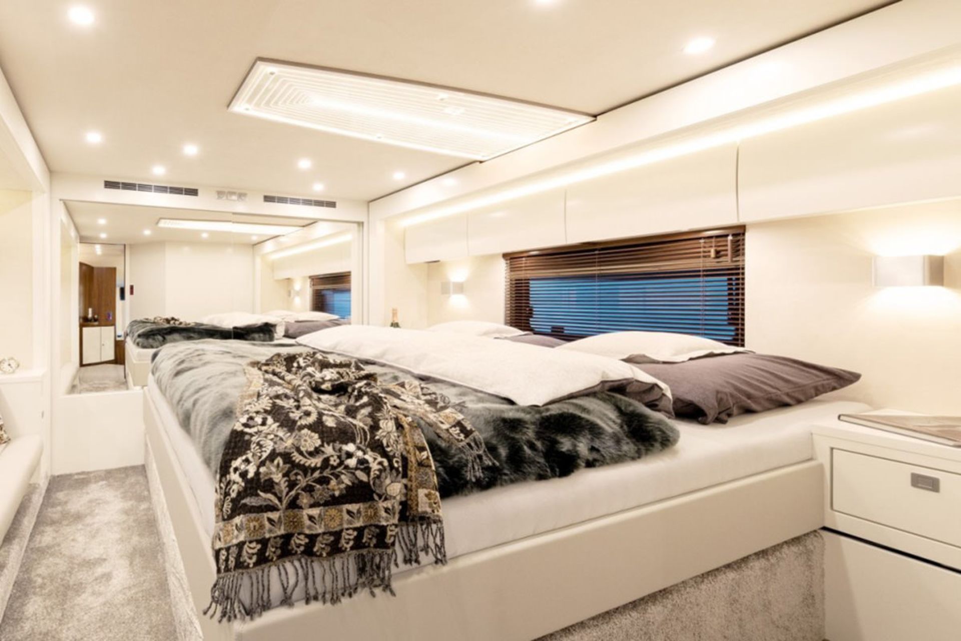 نمای داخل خانه متحرک واریوموبیل پرفکت / variomobil-perfect-motorhome-2 با تختخواب و مبلمان
