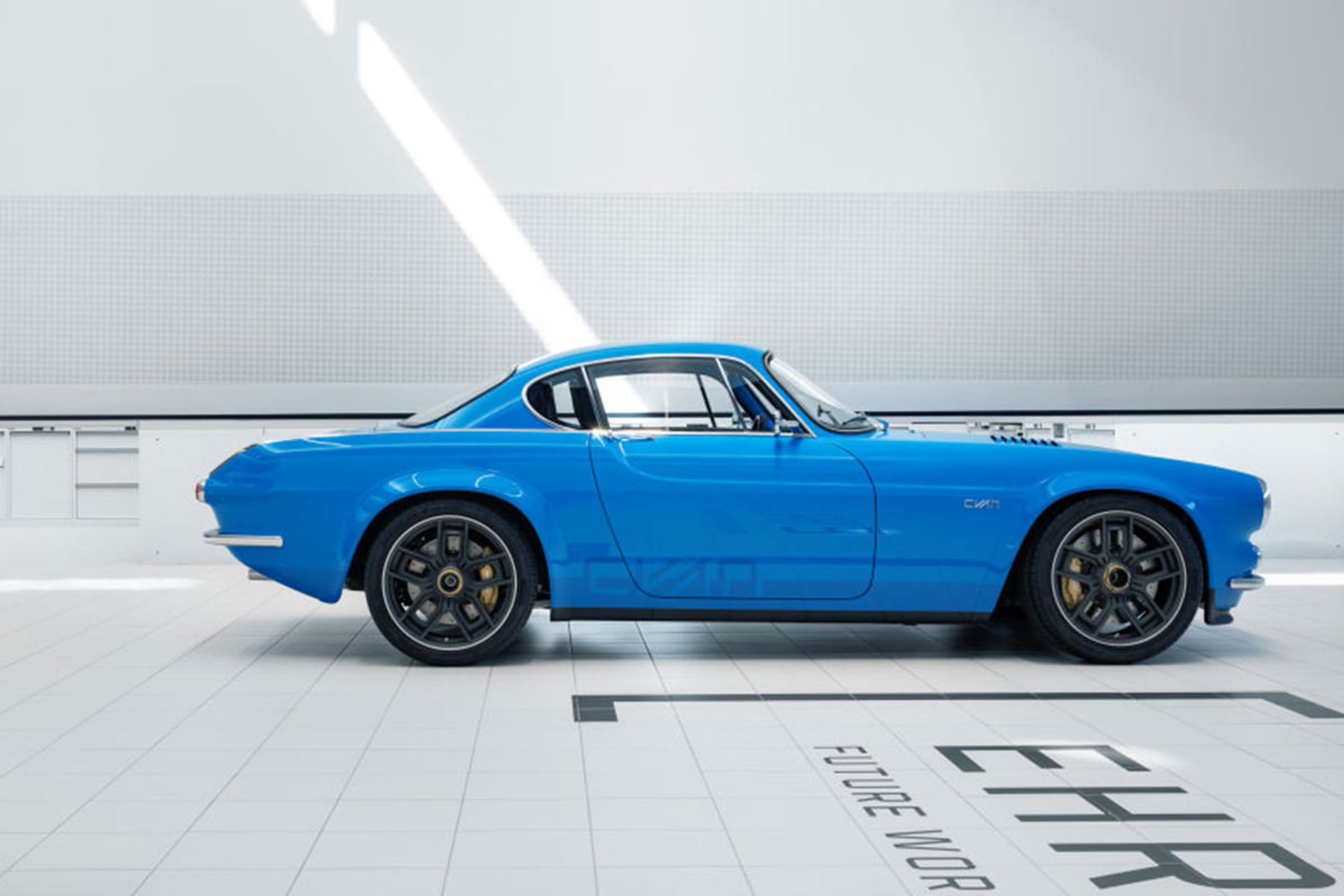 نمای جانبی خودرو بازسازی شده ولوو پی 1800 / Volvo P1800 شرکت سایان / Cyan آبی رنگ