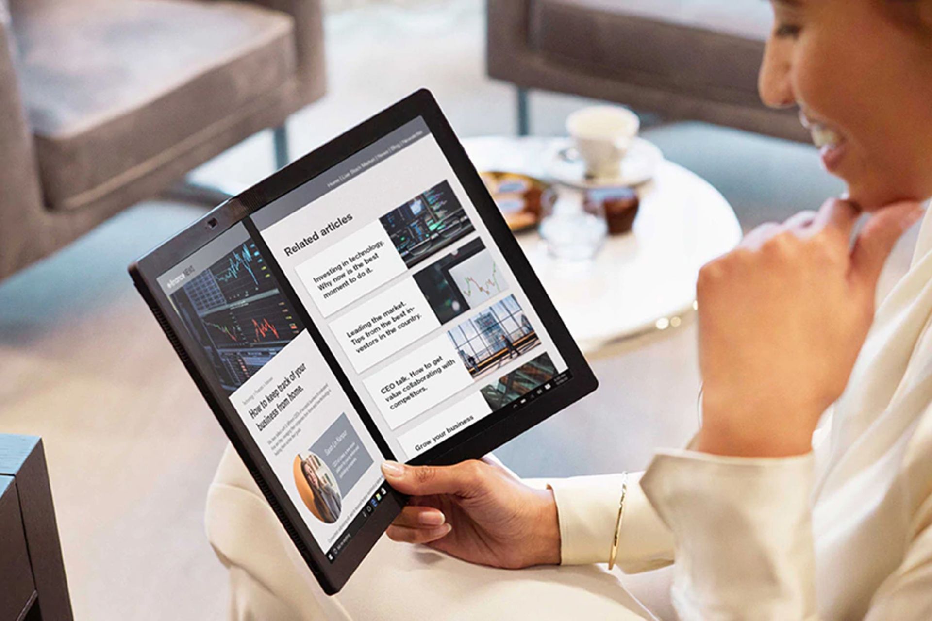 تینک پد ایکس وان فولد / ThinkPad X1 Fold در دست یک زن با لبخند