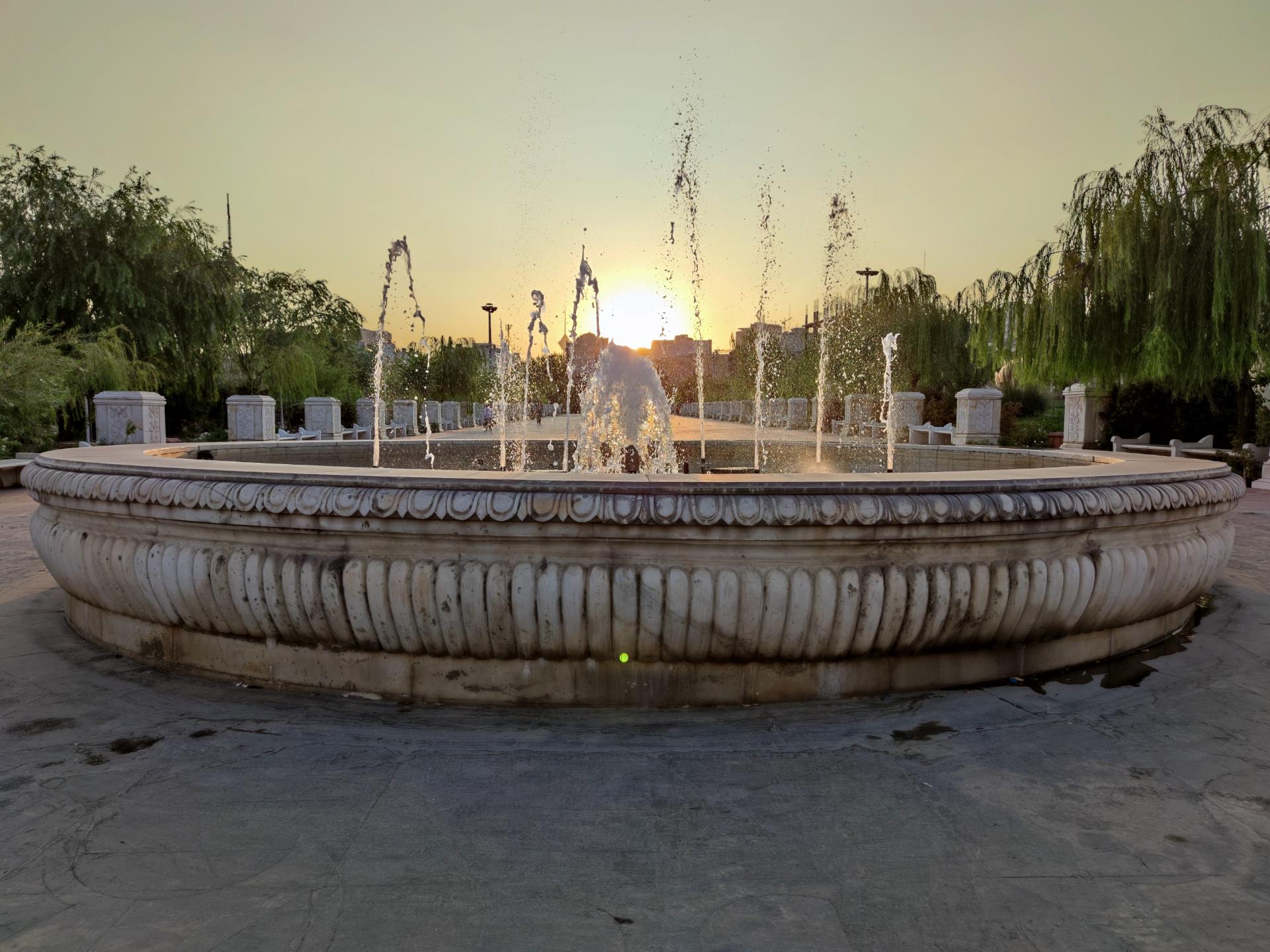 نمونه عکس 1X دوربین اصلی شیائومی می 10 در محیط کم نور - فواره پارک آب و آتش