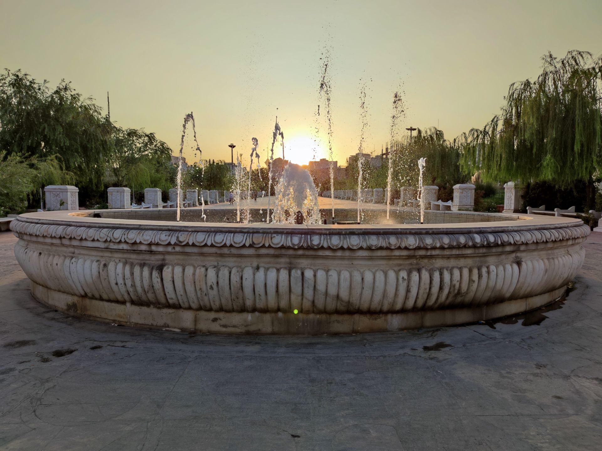 نمونه عکس 1X دوربین اصلی شیائومی می 10 در محیط کم نور - فواره پارک آب و آتش