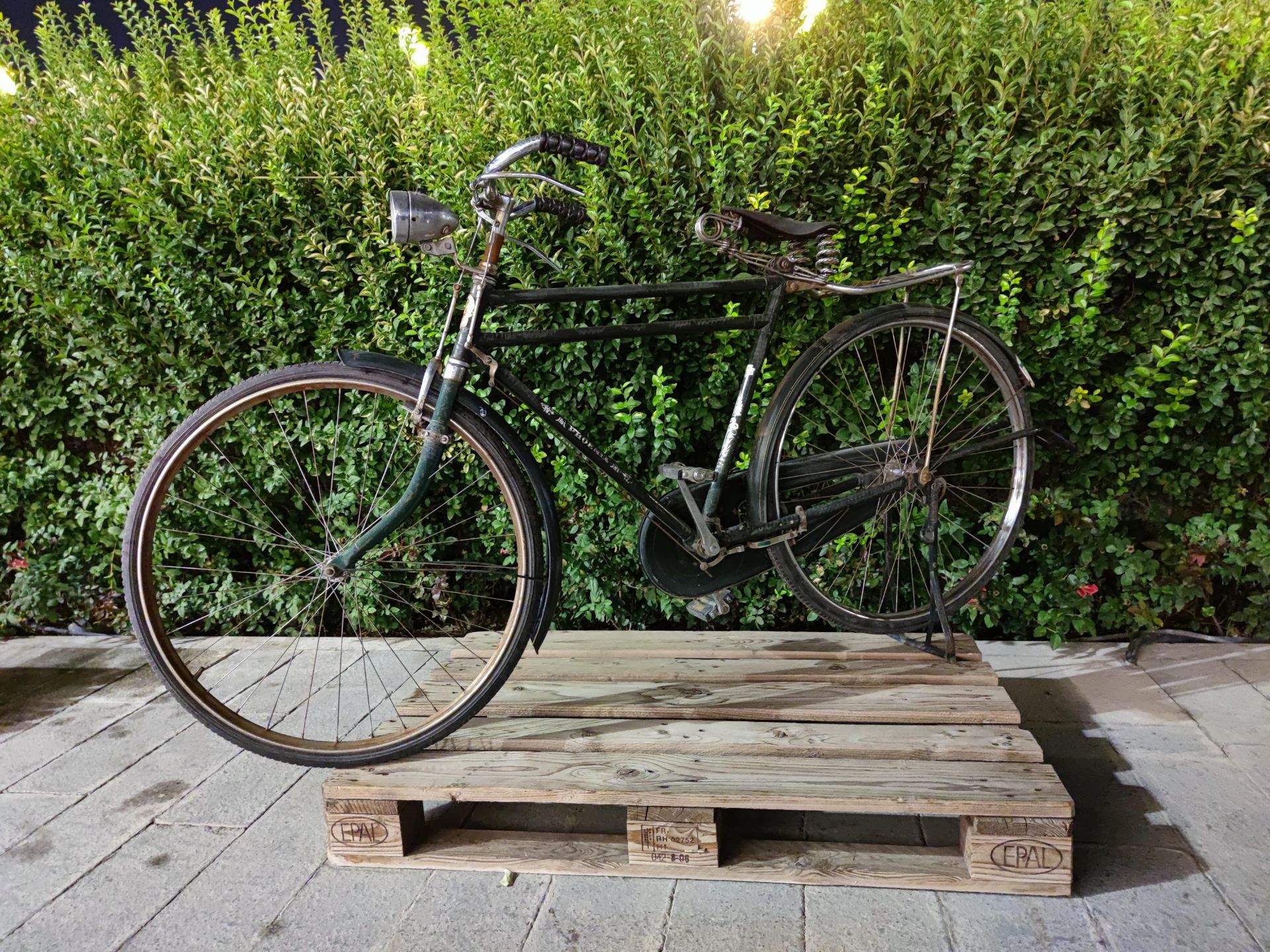 نمونه عکس 1X دوربین اصلی شیائومی می 10 در محیط کم نور - دوچرخه قدیمی باغ کتاب