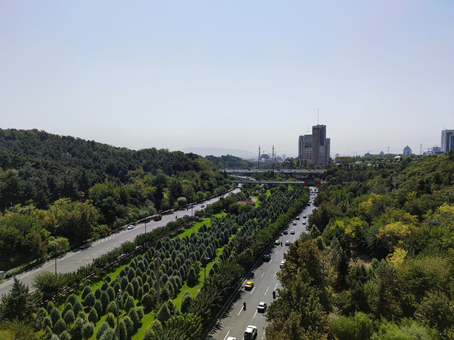 نمونه عکس دوربین اصلی شیائومی می 10 با بزرگنمایی 1X - بزرگراه مدرس
