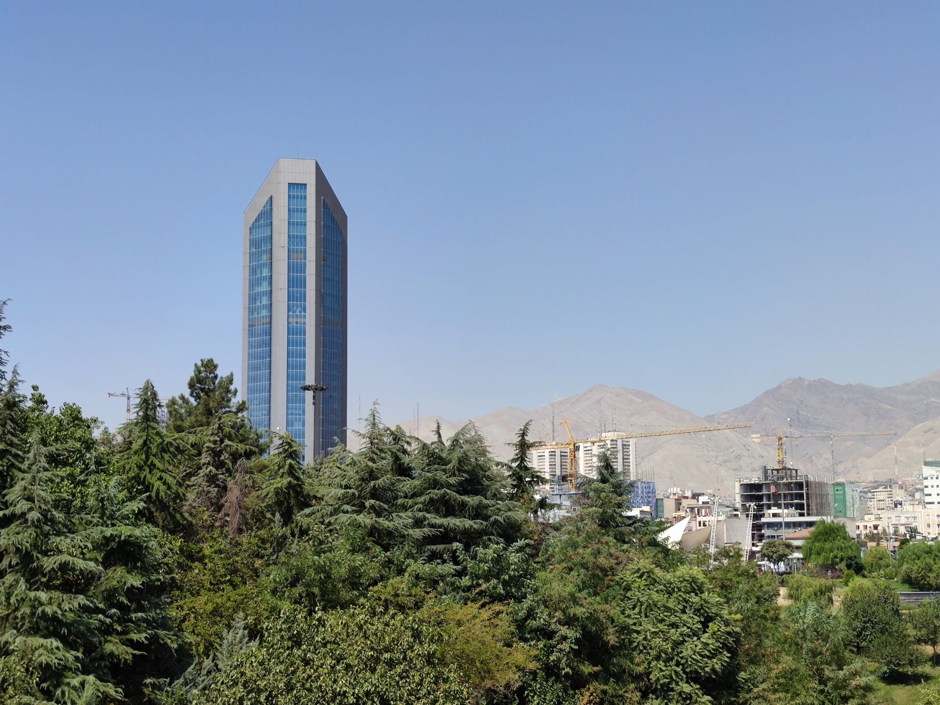 نمونه عکس دوربین اصلی شیائومی می 10 با بزرگنمایی 2X - ساختمان پارک آب و آتش