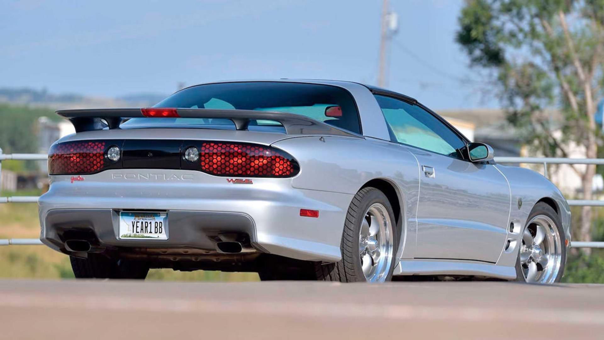 نمای عقب خودرو عضلانی پونتیاک ترنس ام بلک برد / Pontiac Trans Am مدل 2002 نقره ای رنگ