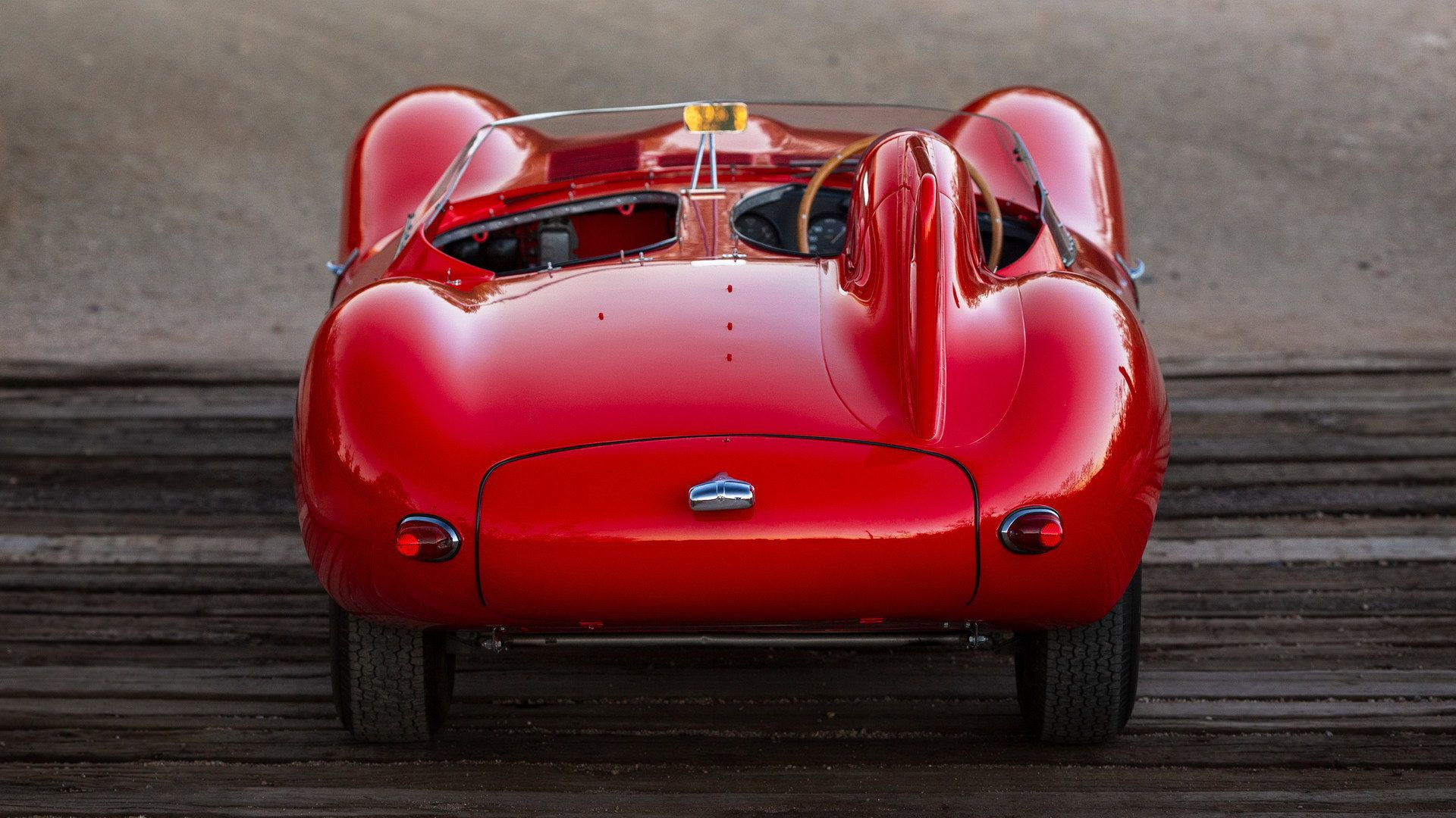 نمای باله عقب خودرو جگوار دی تایپ کلاسیک مدل 1955 / 1955 Jaguar D-Type قرمز رنگ