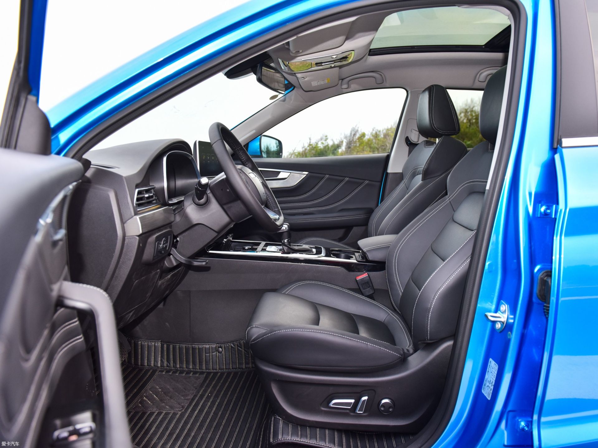 jetour x70  چری جتور ایکس70 بهمن خودرو صندلی جلو