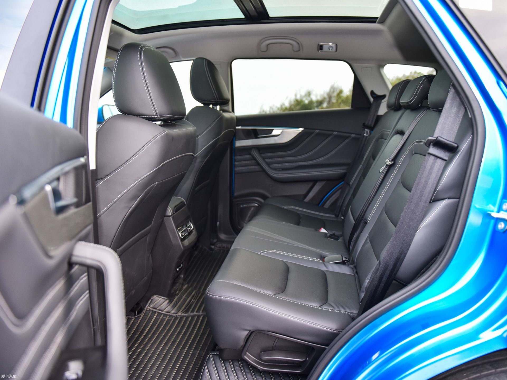 jetour x70  چری جتور ایکس70 بهمن خودرو صندلی عقب