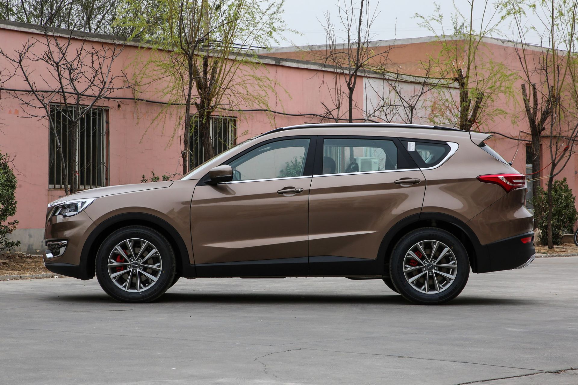 jetour x70  چری جتور ایکس70 بهمن خودرو نمای  کنار