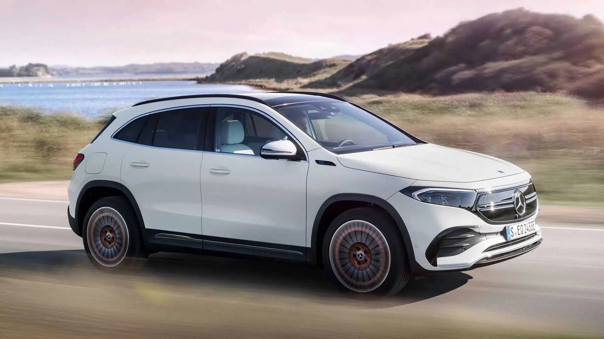 Mercedes-Benz EQA مرسدس بنز برقی ای کیو ای نمای روبرو و جانبی