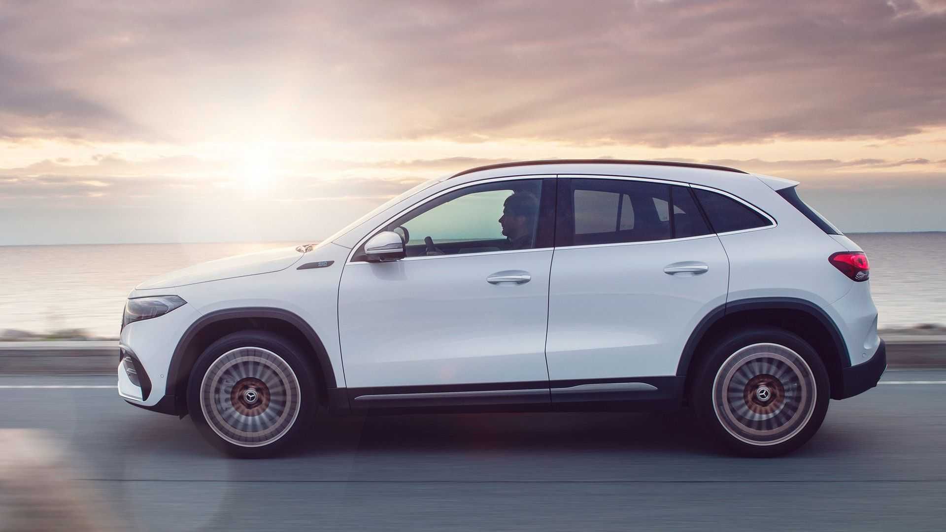 Mercedes-Benz EQA مرسدس بنز برقی ای کیو ای نمای جانبی