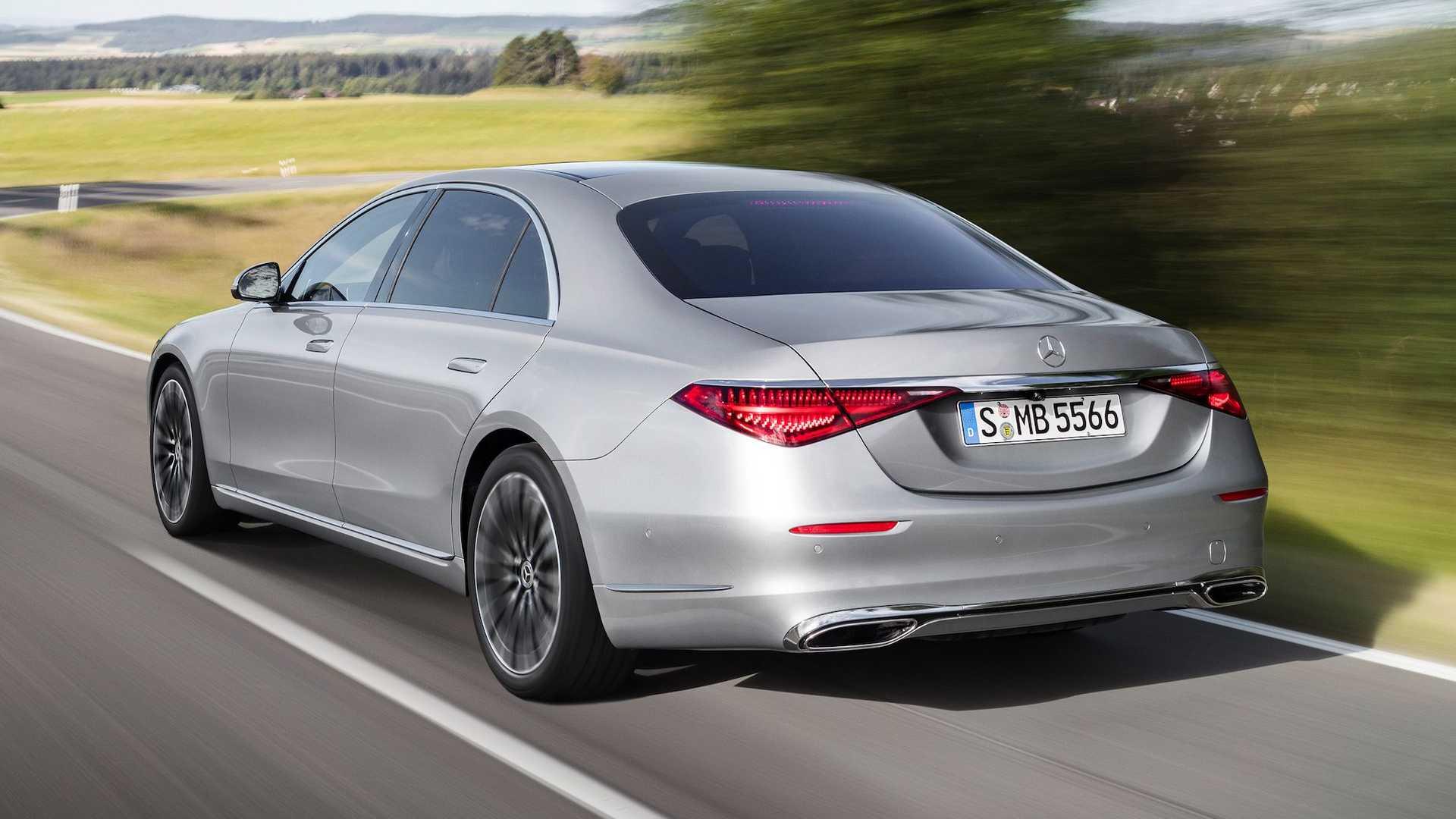 نمای سه چهارم عقب مرسدس بنز کلاس اس مدل 2021 / 2021 Mercedes S-Class در جاده