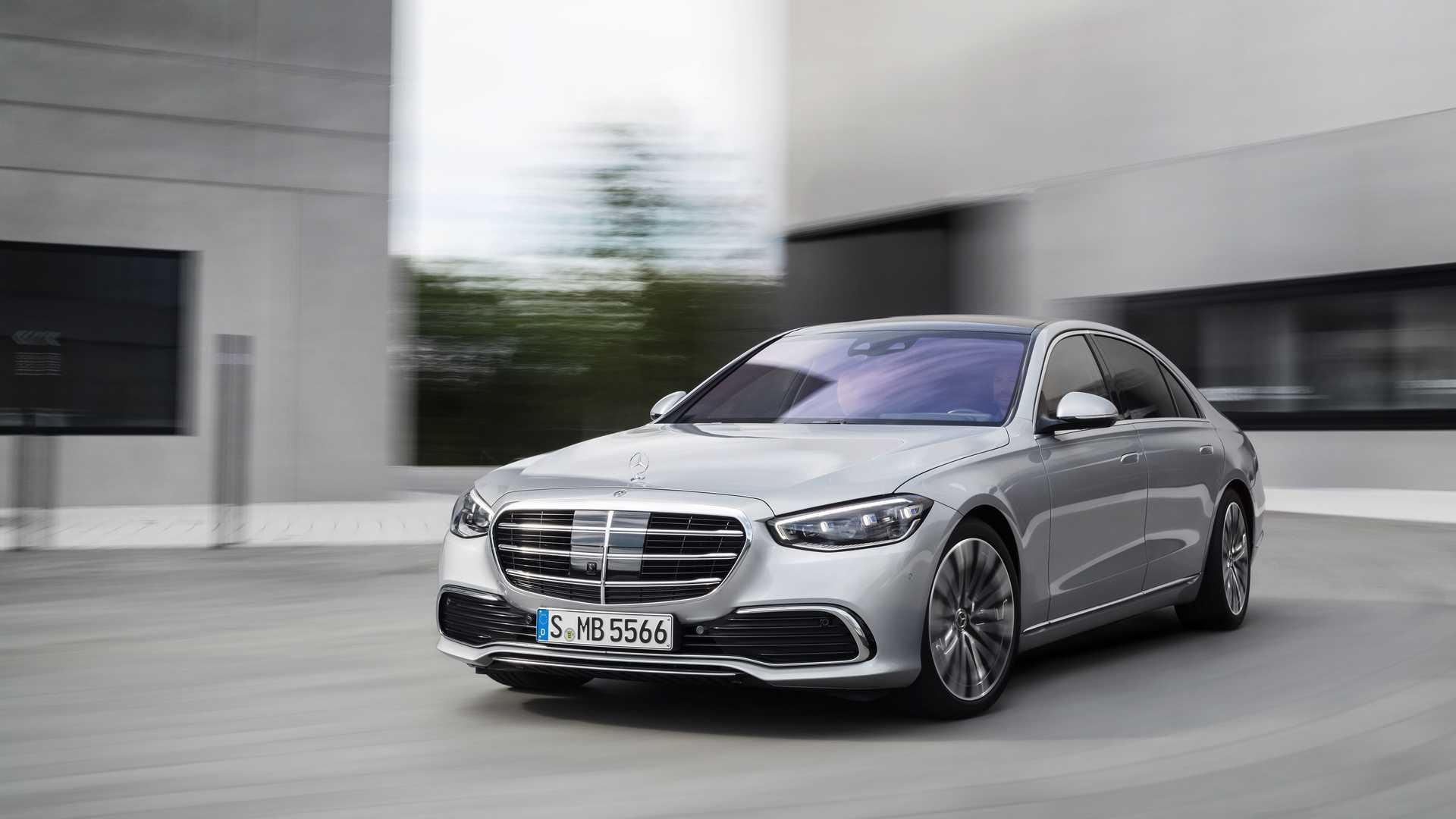 نمای بیرونی مرسدس بنز کلاس اس مدل 2021 / 2021 Mercedes S-Class در کنار ساختمان