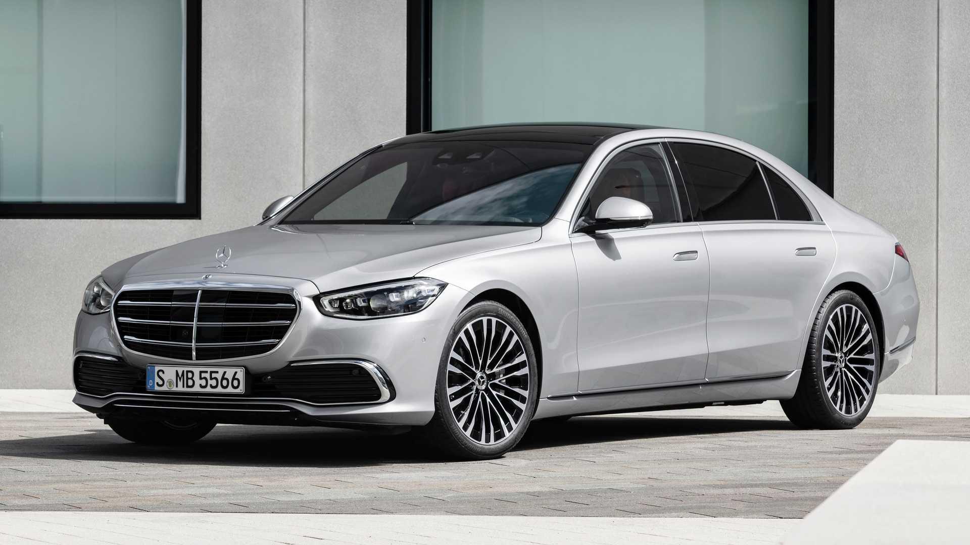 نمای سه چهارم مرسدس بنز کلاس اس مدل 2021 / 2021 Mercedes S-Class در کنار ساختمان