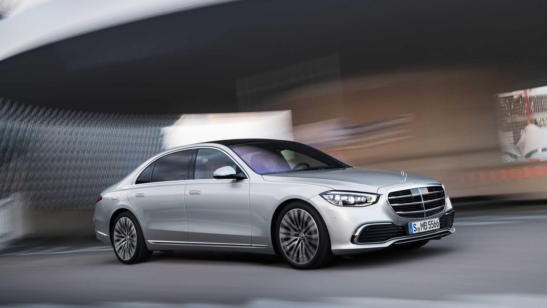 نمای خودرو سدان مرسدس بنز کلاس اس مدل 2021 / 2021 Mercedes S-Class در خیابان