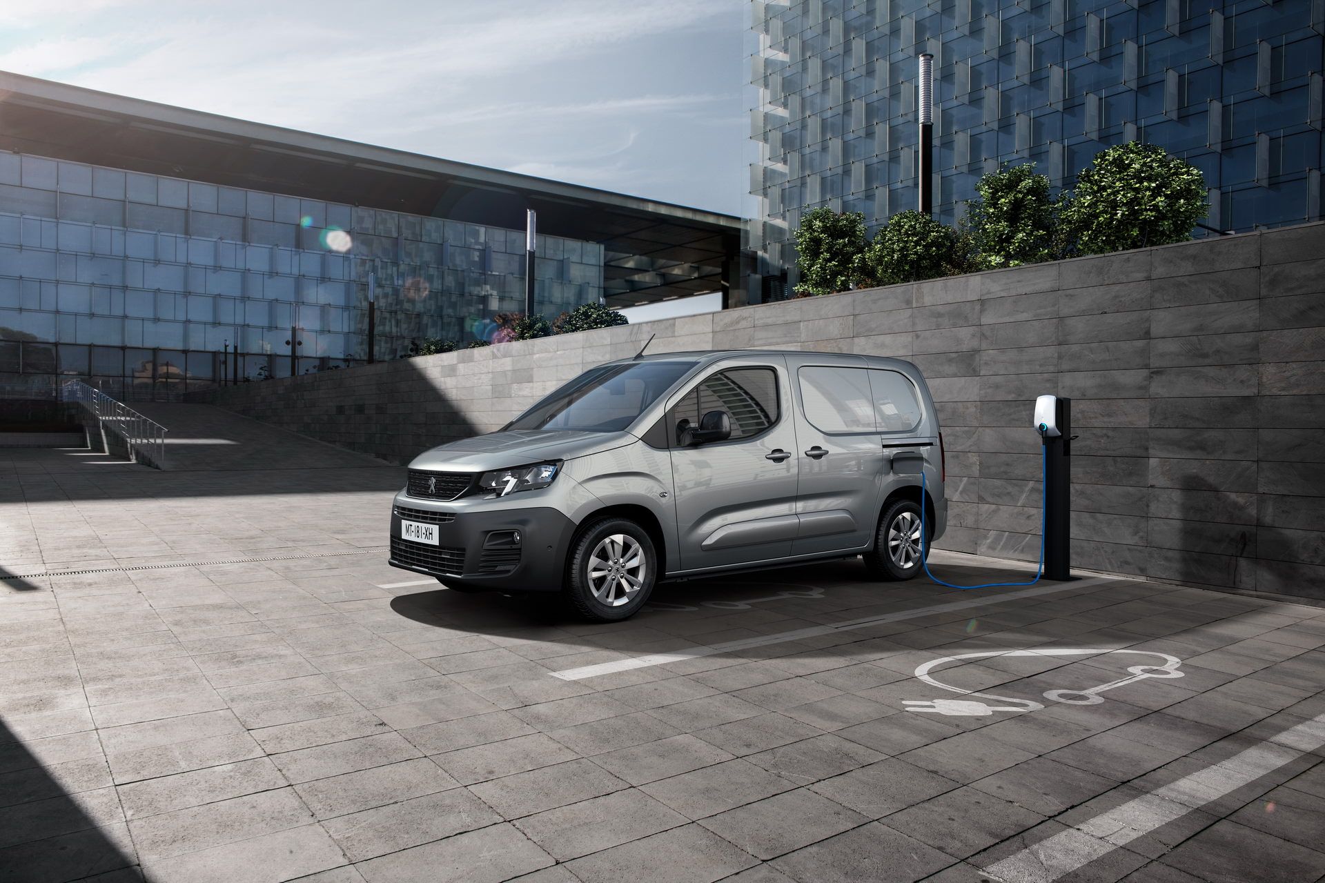 مرجع متخصصين ايران ون برقي پژو اي-پارتنر / 2021 Peugeot e-Partner Electric van در حال شارژ